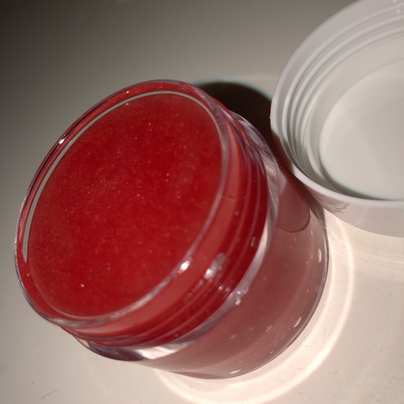 Kool Strawberry & Kiwi Lip Scrub 🥝🍓 - Picture 2 of 5